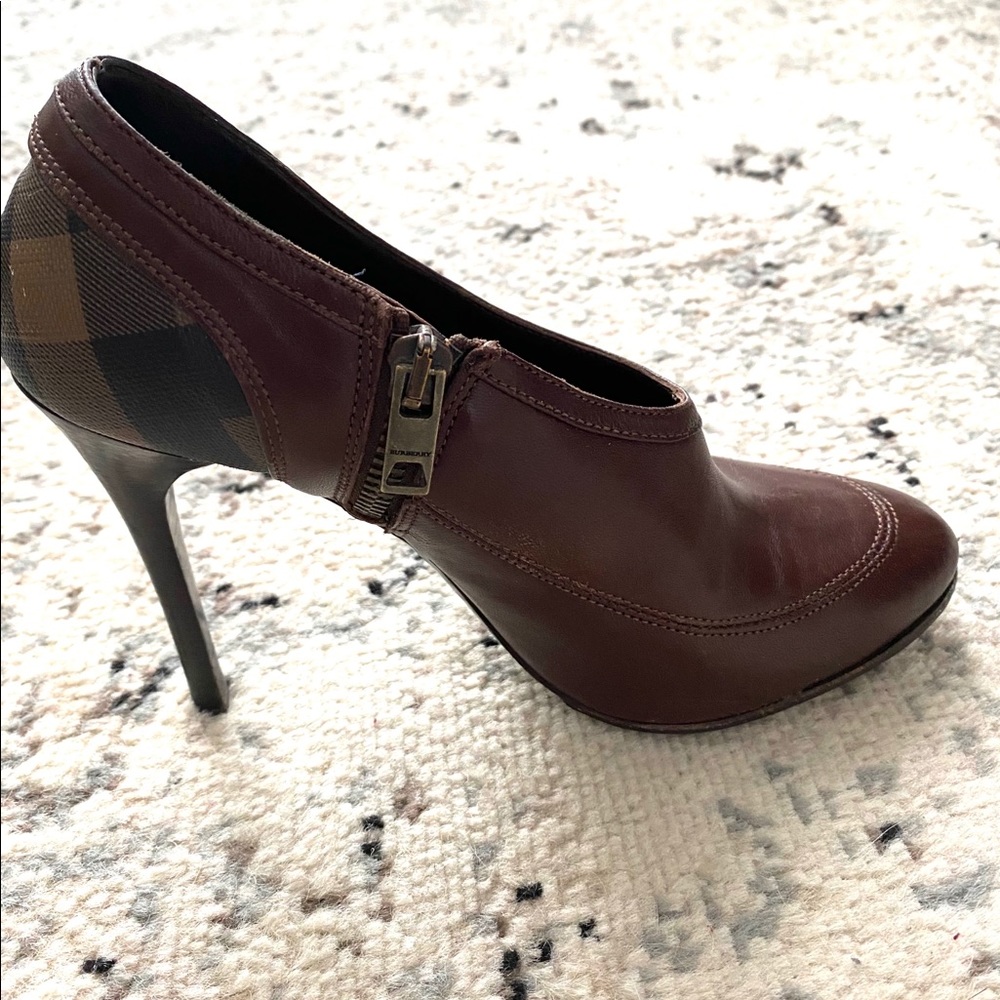 Burberry shoes size 35